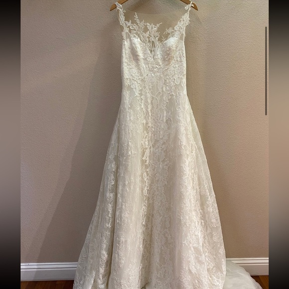 Pronovias Radila UNALTERED Wedding Dress - Picture 2 of 8